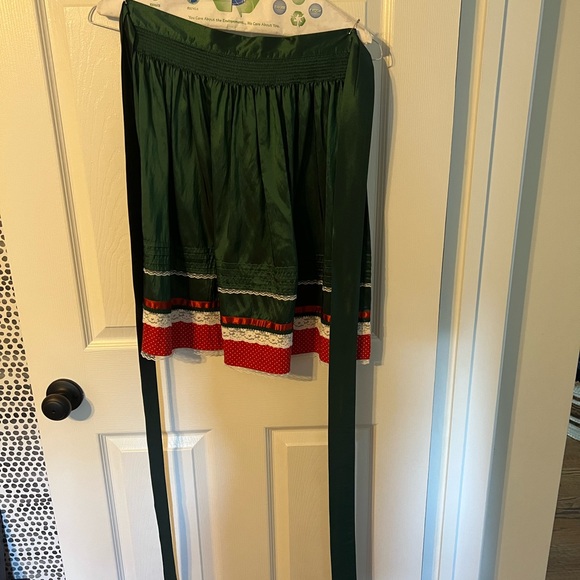 Country line Dirndl, apron, and blouse - Picture 2 of 7